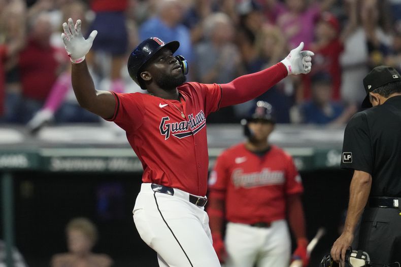 El dominicano Jhonkensy Noel, de los Guardianes de Cleveland, festeja tras conectar un jonrón ante los Cachorros de Chicago, el martes 13 de agosto de 2024 (AP Foto/Sue Ogrocki)
