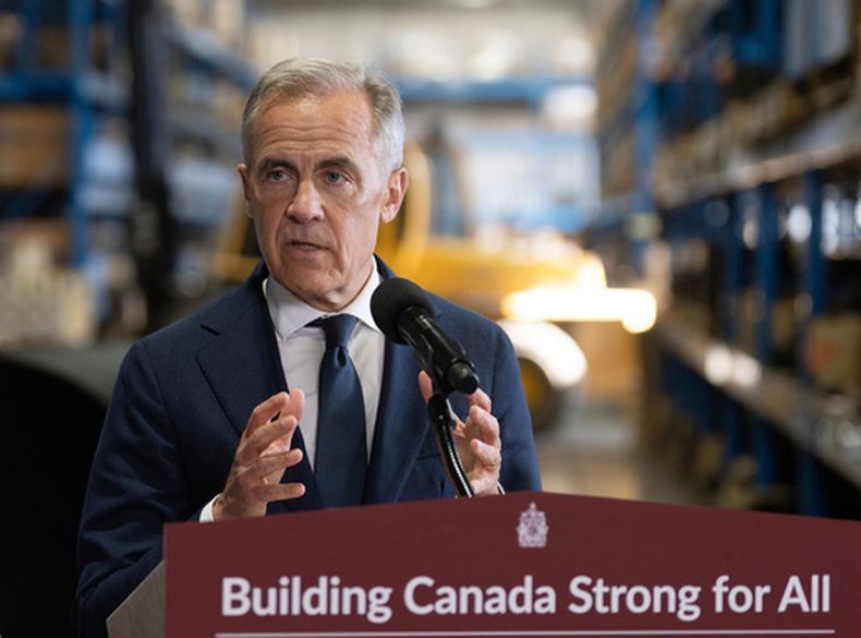 El primer ministro canadiense Mark Carney anuncia una propuesta de oleoducto desde Alberta hasta la costa de Columbia Británica, Canadá, el jueves 2 de julio de 2026. (Todd Korol/The Canadian Press vía AP)