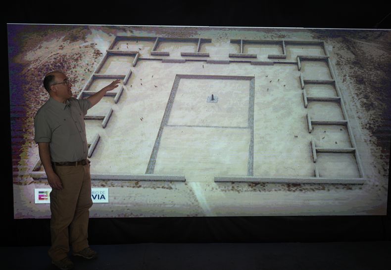 El arqueólogo José Capriles señala una ilustración de un sitio ceremonial correspondiente a la civilización Tiwanaku, la cultura más antigua que prosperó en las montañas andinas antes que los incas, mientras da una rueda de prensa sobre su descubrimiento en el Ministerio de Cultura en La Paz, Bolivia, el jueves 26 de junio de 2025. (AP Foto/Juan Karita)