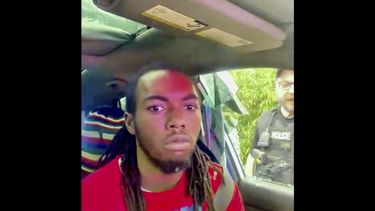 En la imagen, tomada de un video de teléfono celular y proporcionada por el bufete de Harry M. Daniels vía TMX, se ve a William McNeil Jr. en su auto antes de que un policía rompiera la ventana en una parada de tráfico, el 19 de febrero de 2025, en Jacksonville, Florida. (Bufete de Harry M. Daniels/TMX vía AP)