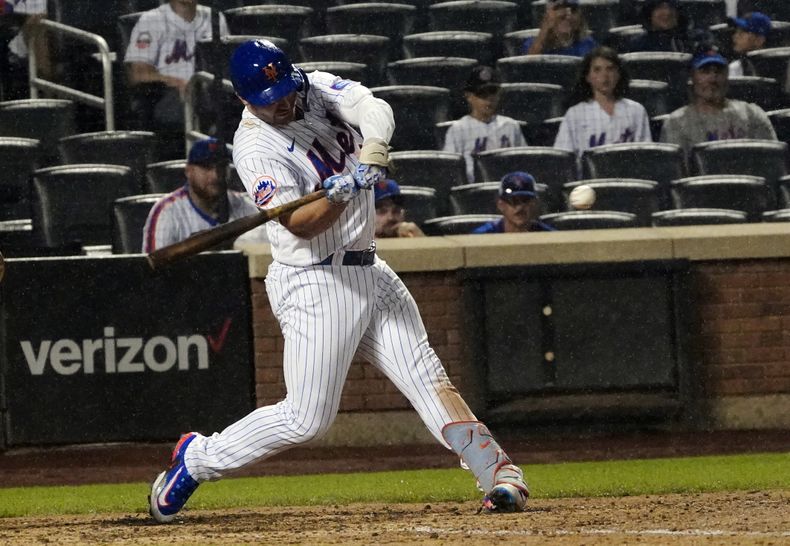 Pete Alonso, de los Mets de Nueva York, batea un cuadrangular en la octava entrada del juego de béisbol en contra de los Gigantes de San Francisco, el domingo 2 de julio de 2023, en Nueva York. (AP Foto/Bebeto Matthews)