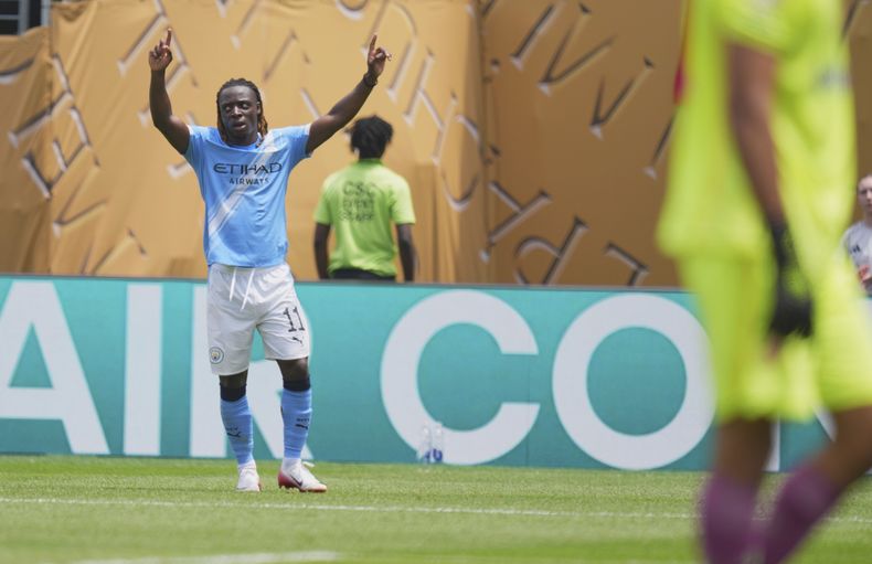 Jeremy Doku del Manchester City celebra el segundo gol de su equipo en el encuentro del Grupo G de la Copa Mundial de Clubes ante el Wudad el miércoles 18 de junio del 2025. (AP Foto/Chris Szagola)