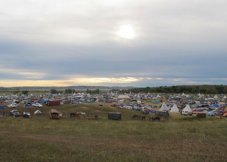 El campamento cerca de la reserva Standing Rock Sioux en Dakota del Norte, el 9 de septiembre del 2016. (AP foto/James MacPherson)