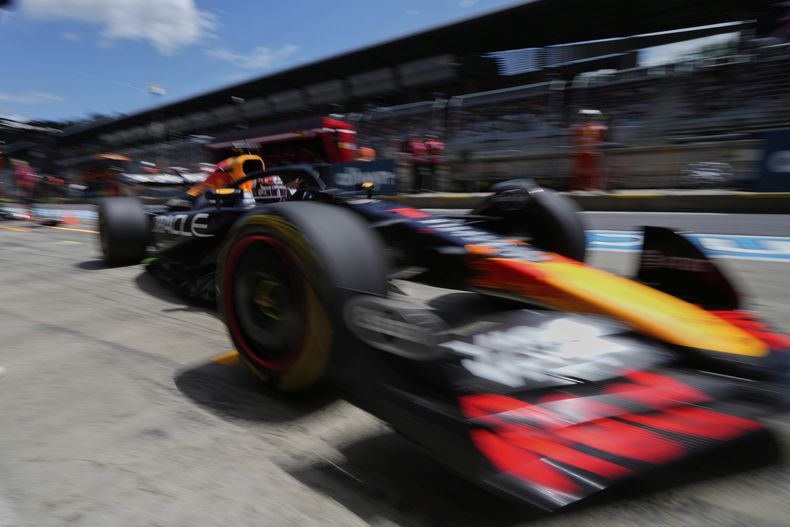 El piloto de Red Bull, Max Verstappen de Países Bajos, hace una parada en boxes durante la primera sesión de entrenamientos libres en el circuito Red Bull Ring, antes del Gran Premio de Austria de Fórmula Uno en Spielberg, Austria, el viernes 27 de junio de 2025. (AP Photo/Darko Bandic)