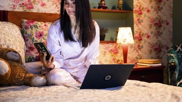 En esta imagen proporcionada por Prime Video, Ana María Orozco en una escena de la serie Betty la fea: La historia continúa. (Prime Video via AP)