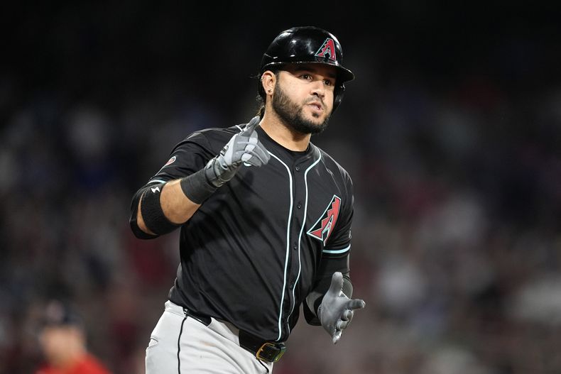 El venezolano Eugenio Suárez recorre las bases tras conectar un grand slam ante los Medias Rojas de Boston, el viernes 23 de agosto de 2024 (AP Foto/Michael Dwyer)