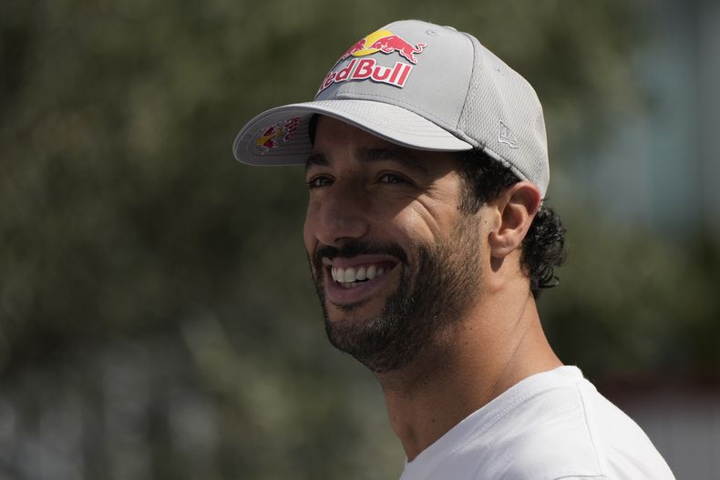 Daniel Ricciardo del equipo Red Bull Racing en el paddock del Gran Premio de Azerbaiyán, el jueves 12 de septiembre de 2024, en Bakú. (AP Foto/Sergei Grits)