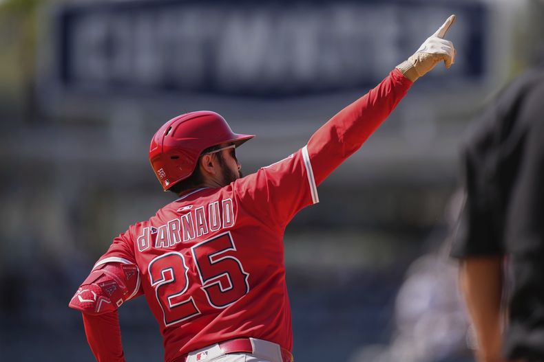 Travis dArnaud, de los Angelinos de Los Ángeles, gesticula después de conectar un jonrón solitario durante la octava entrada contra los Dodgers de Los Ángeles, el domingo 18 de mayo de 2025, en Los Ángeles. (AP Foto/Mark J. Terrill)