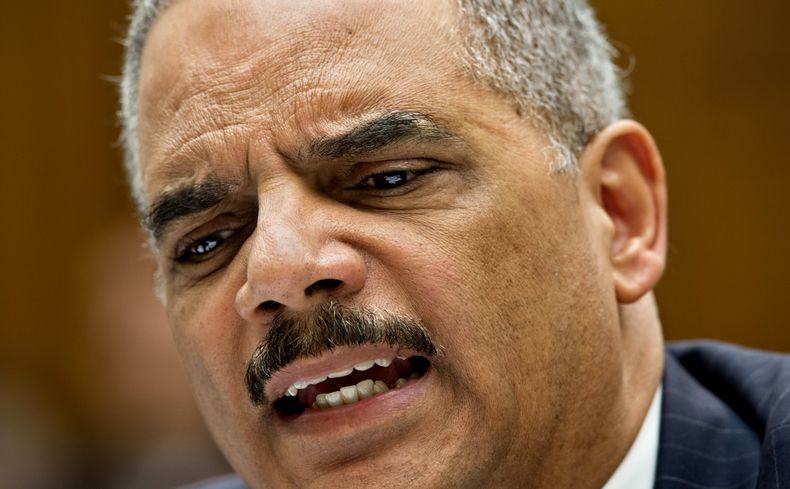El secretario de Justicia de Estados Unidos, Eric Holder, testifica en el Capitolio, en Washington, el 15 de mayo de 2014. Seg&uacute;n correos electr&oacute;nicos difundidos recientemente, Holder utiliz&oacute; expresiones vulgares para referirse a algun