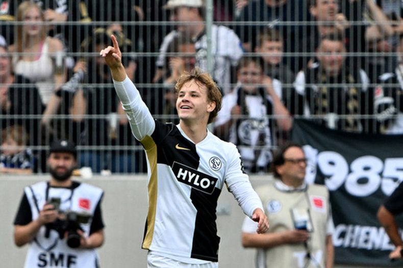 Cole Campbell del Elversberg celebra tras anotar en el encuentro de la Bundesliga ante el Bayer Leverkusen el sábado 29 de agosto del 2026. (Harald Tittel/dpa via AP)