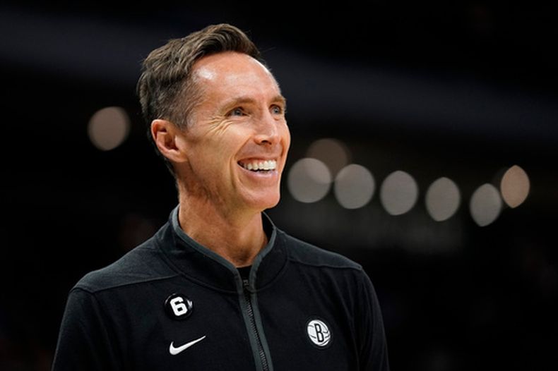 El entrenador de los Nets de Brooklyn, Steve Nash, en la segunda mitad del partido de pretemporada de la NBA ante los Bucks de Milwaukee, el 12 de octubre de 2022, en Milwaukee. (AP Foto/Aaron Gash, Archivo)
