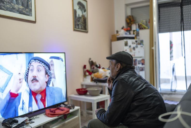 Riad Zaheda ve la televisión en su casa de Roma, el domingo 2 de marzo de 2025. (AP Foto/Mosaab Elshamy)