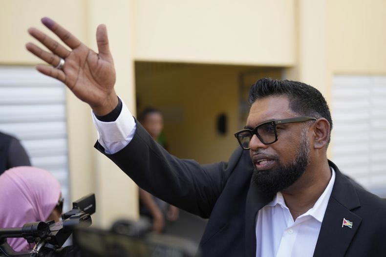 El presidente Irfaan Ali, que se postula a la reelección, saluda tras votar en las elecciones generales de Leonora, Guyana, el lunes 1 de septiembre de 2025. (AP Foto/Matias Delacroix) President Irfaan Ali, who is running for re-election, aves after voting during general elections in Leonora, Guyana, Monday, Sept. 1, 2025. (AP Photo/Matias Delacroix)