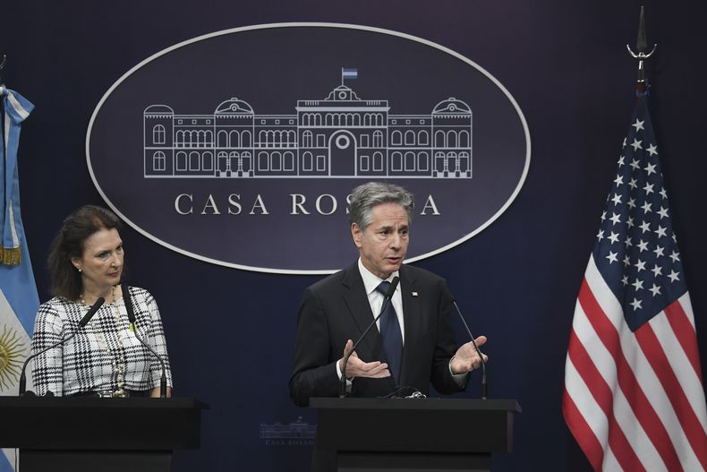 El secretario de Estado de Estados Unidos, Antony Blinken, a la derecha, y la ministra de Relaciones Exteriores de Argentina, Diana Mondino, llegan para dar una conferencia de prensa en la Casa Rosada de gobierno en Buenos Aires, Argentina, el viernes 23 de febrero de 2024. (AP Foto/Gustavo Garello)