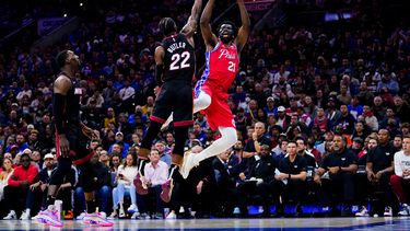 Embiid se somete a cirugía en ambas manos