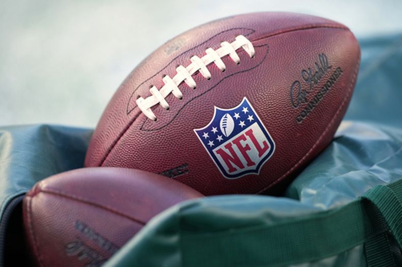 ARCHIVO - La foto del 4 de enero de 2026 muestra dos balones de fútbol americano en Filadelfia (AP Foto/Matt Slocum, archivo)