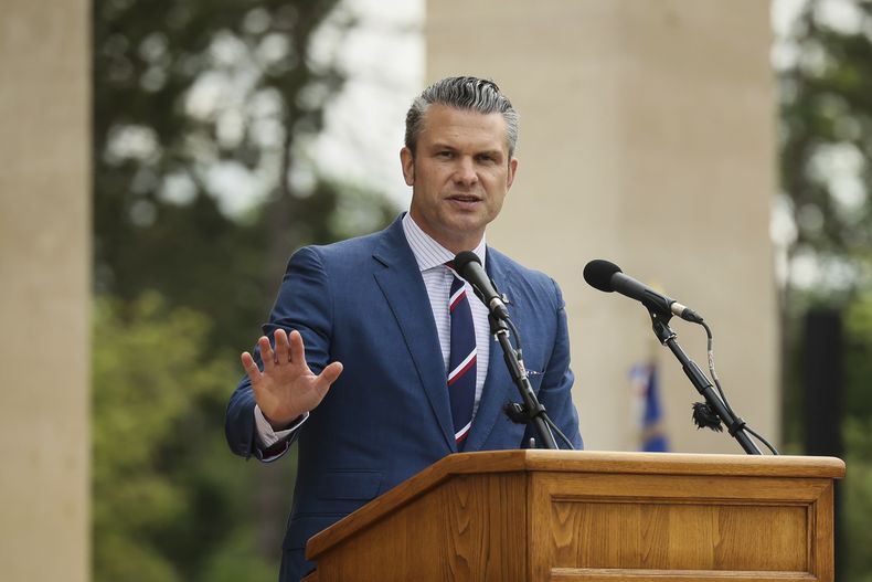 El secretario de Defensa de Estados Unidos, Pete Hegseth, pronuncia un discurso en el cementerio de Estados Unidos para conmemorar el 81er aniversario del Día D, el viernes 6 de junio de 2025, en Colleville-sur-Mer, Normandía. (AP Foto/Thomas Padilla)