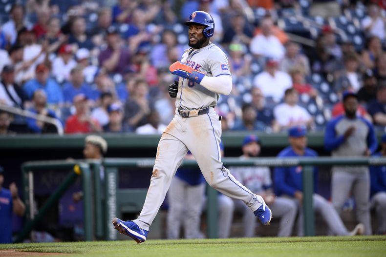Starling Marte, de los Mets de Nueva York, corre rumbo al plato con un elevado de sacrificio de Harrison Bader durante la segunda entrada del juego de béisbol en contra de los Nacionales de Washington, el lunes 3 de junio de 2024, en Washington. (AP Foto/Nick Wass)