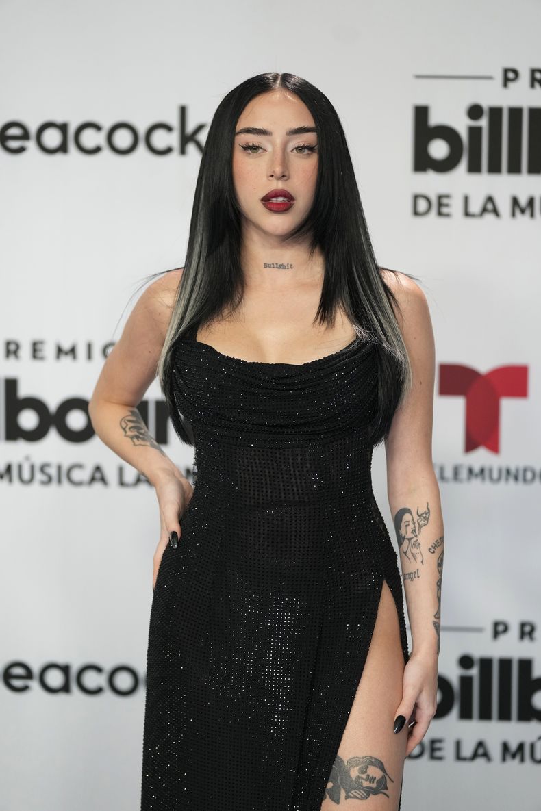 Nicki Nicole llega a los Premios Billboard de la Música Latina el jueves 5 de octubre de 2023, en Coral Gables, Florida. (Foto AP/Rebecca Blackwell)