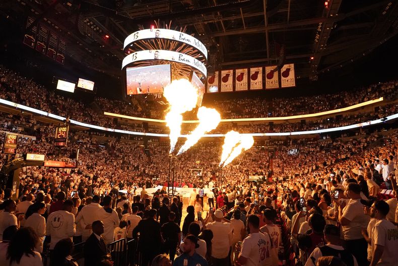 Unos lanzallamas se activan durante la presentación de los jugadores para el cuarto partido de las Finales de la NBA, entre el Heat de Miami y los Nuggets de Denver, el viernes 9 de junio de 2023 (AP Foto/Wilfredo Lee )