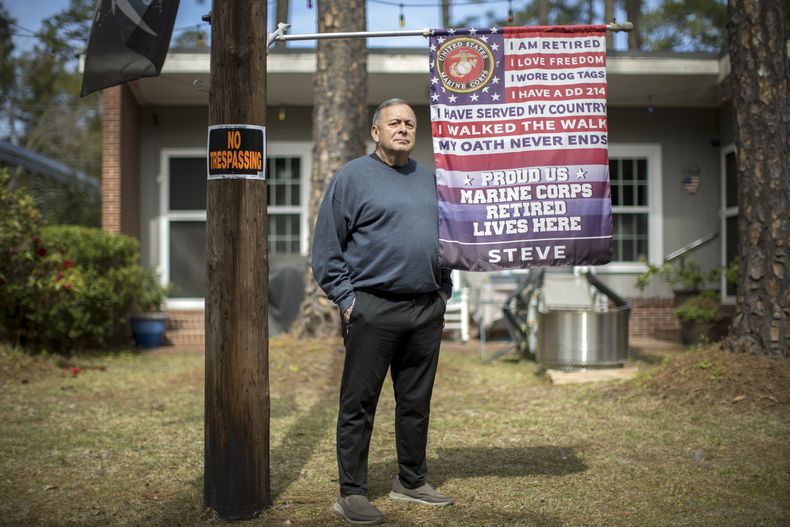 El marine jubilado Stephen Watson posa frente a su casa, el lunes 3 de marzo de 2025, en Jesup, Georgia. (Foto/Stephen B. Morton)