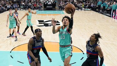 Jones hace olvidar bajas de Spurs en triunfo sobre Pistons
