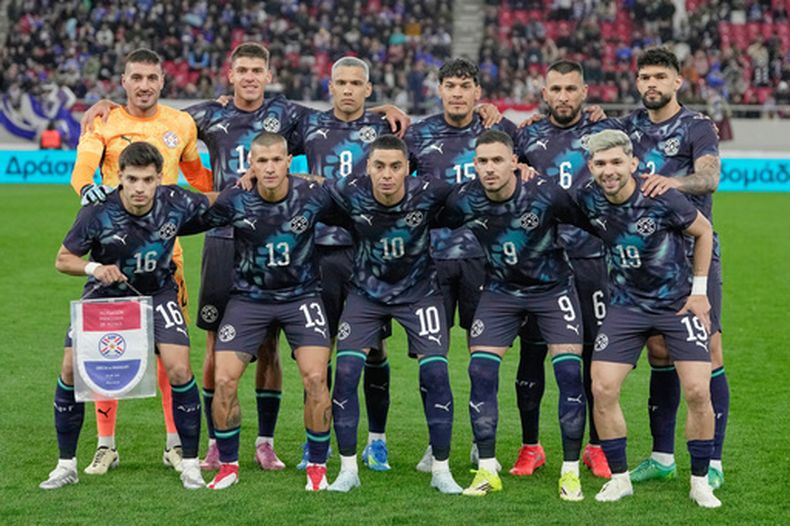 ARCHIVO - El once titular de Paraguay posa previo al partido amistoso contra Grecia, el viernes 27 de marzo de 2026, en Pireo, Grecia. (AP Foto/Thanassis Stavrakis)