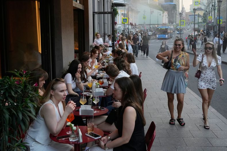 ARCHIVO - Personas sentadas en una cafetería en la acera en un caluroso día de verano en Moscú, viernes 3 de julio de 2026. (Foto AP/Pavel Bednyakov, Archivo)