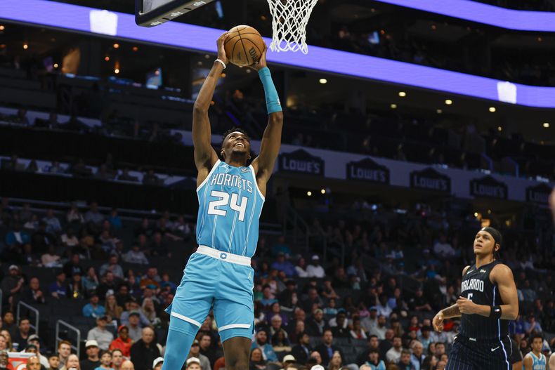 Brandon Miller, de los Hornets de Charlotte, encesta frente a Paolo Banchero, del Magic de Orlando, en el partido del viernes 5 de abril de 2024 (AP Foto/Nell Redmond)