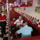 Encuesta: muchos en EEUU no regresarán pronto a restaurantes