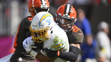 Fuente AP: Browns pactan canje con Falcons por Deion Jones