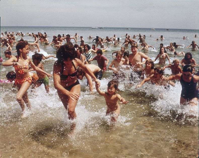 Esta imagen publicada por Peacock muestra una escena de Jaws.(Peacock/Universal Pictures via AP)