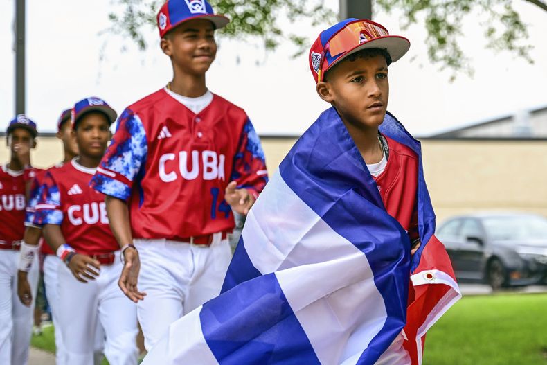 Esta foto distribuida por Caleb Craig muestra a Alfredo Despaigne liderando la llegada del equipo de Cuba al Penn College para un día de campo, en Williamsport, Pennsylvania, el lunes 14 de agosto de 2023 (Caleb Craig via AP)