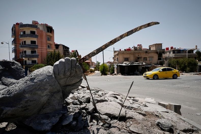 ARCHIVO - Un auto pasa junto a una estatua destruida en la localidad de mayoría drusa de Sweida, Siria, el 25 de julio de 2025. (AP Foto/Omar Sanadiki, Archivo)