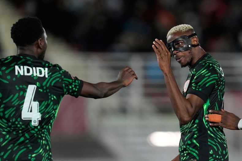 Los nigerianos Victor Osimhen (derecha) y Wilfred Ndidi durante el partido contra Mozambique en los octavos de final de la Copa Africana de Naciones, el lunes 5 de enero de 2026, en Fez, Marruecos. (AP Foto/Themba Hadebe)