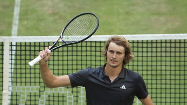 Alexander Zverev tras vencer a Denis Shapovalov en el Abierto de Halle, el miércoles 21 de junio de 2023. (Friso Gentsch/dpa vía AP)