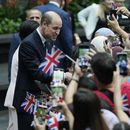 El príncipe Guillermo de Gales, izquierda, es recibido por una multitud a su llegada al Aeropuerto Jewel Changi de Singapur, el domingo 5 de noviembre de 2023. (AP Foto/Vincent Thian)