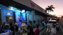 Nicaragüenses en el festival en honor de la Virgen María cerca de la iglesia San Juan Bosco en Miami, el 7 de diciembre del 2025. (AP foto/Rebecca Blackwell)