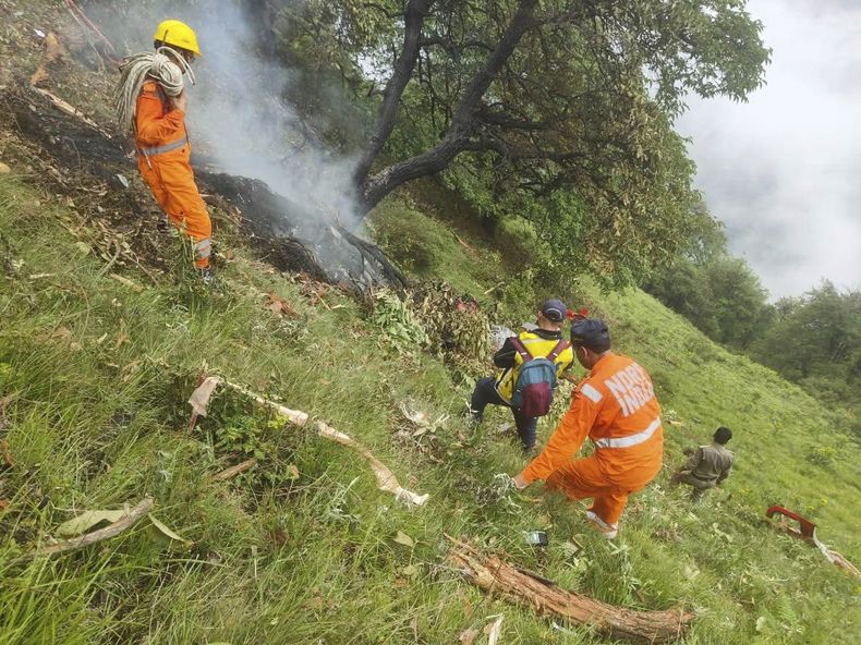 En esta imagen compartida por la policía de Uttarakhand en la plataforma X muestra rescatistas trabajando en el lugar donde se estrelló un helicóptero cerca de Kedarnath, en Uttarakhand, India, el domingo 15 de junio de 2025. (Uttarakhand Police on X via AP)