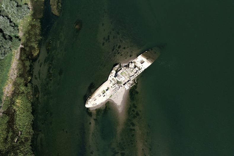 Los restos de un viejo barco de vapor, conocido como el Slovenian, se ve debido al bajo nivel del río Sava cerca de la localidad de Sremska Mitrovica, al noroeste de la capital, Belgrado, en Serbia, el martes 18 de agosto de 2026. (AP Foto/Darko Vojinovic)