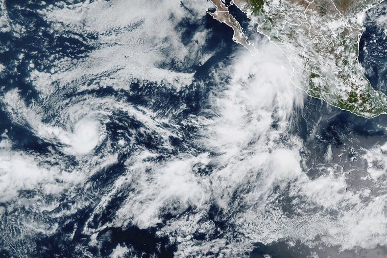 Esta imagen del satélite GOES-19 GeoColor tomada el 2 de septiembre de 2025 a las 18:00 horas EDT y distribuida por la NOAA, muestra a la tormenta tropical Lorena (arriba, derecha) ante la costa occidental de México, y el huracán Kiko (izquierda), en aguas abiertas del Pacífico oriental. (NOAA via AP)