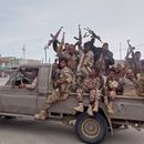 Esta imagen tomada de un video sin fecha publicado por la televisora Al-Masirah, propiedad de los rebeldes hutíes de Yemen, el viernes 11 de septiembre de 2026, muestra, según el canal, combatientes hutíes cantando sobre una camioneta en Khawkhah, en la provincia de Hodeida, Yemen. (Al-Masirah TV via AP)