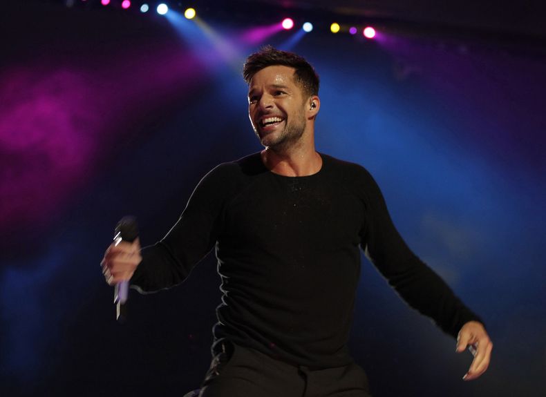 En esta foto del 30 de octubre del 2011, Ricky Martin canta en la ceremonia de clausura de los Juegos Panamericanos en Guadalajara, M&eacute;xico. El superastro puertorrique&ntilde;o ayudar&aacute; a escoger la canci&oacute;n ganadora de un concurso para