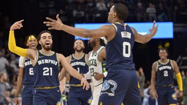 Sin Morant, Grizzlies arrollan a Bucks