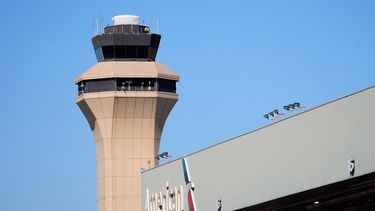 Esta fotografía del 15 de octubre de 2025 muestra una torre de control en el Aeropuerto Internacional de Dallas Fort Worth. (AP Foto/Tony Gutierrez)