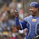 El receptor de los Reales de Kansas City, Salvador Pérez, bromea en la primera entrada del partido contra los Padres de San Diego, en San Diego, el miércoles 17 de mayo de 2023. (AP Foto/Gregory Bull)
