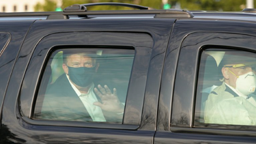 video: trump salio en una camioneta a saludar a todos sus seguidores en las afueras del hospital donde se recupera de coronavirus