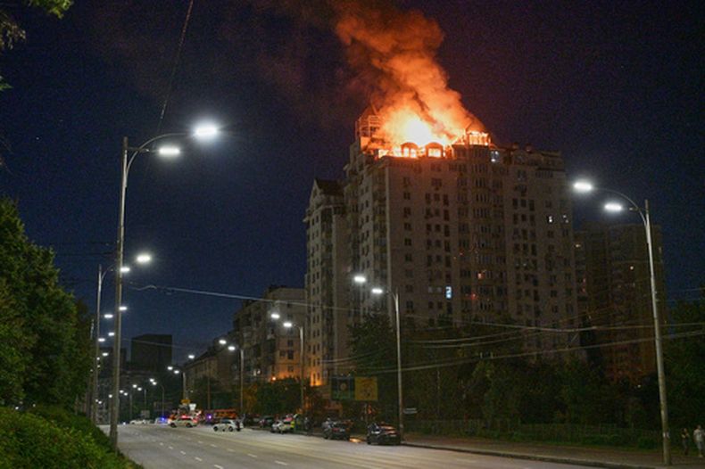 Un edificio de apartamentos arde tras un ataque con misiles rusos en Kiev, Ucrania, el jueves 2 de julio de 2026. (AP Foto/Danylo Antoniuk)