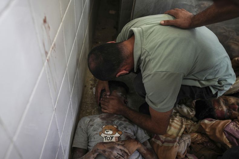 Un palestino llora a un familiar muerto en un bombardeo israelí en la Franja de Gaza, en un hospital en Deir al-Balah, el 27 de agosto de 2024. (AP Foto/Abdel Kareem Hana)