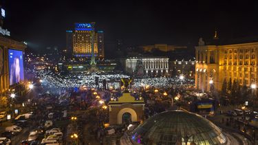 americateve | Miles de personas encienden sus l&aacute;mparas de mano mientras escuchan a Okean Elzy, una de las m&aacute;s populares bandas de rock de Ucrania, durante una marcha a favor de la Uni&oacute;n Europea en la Plaza de la Independencia en Kiev, Ucrania, el s